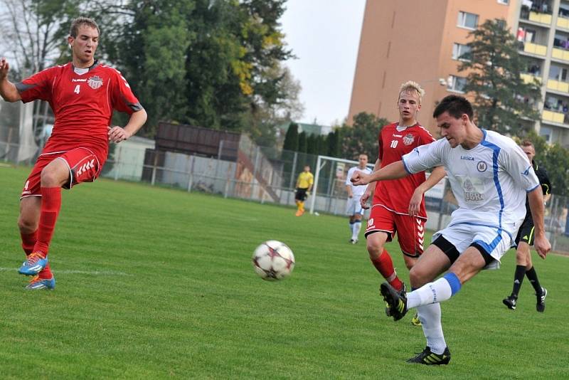 Fotbalisté Přerova (v bílém) proti Brumovu