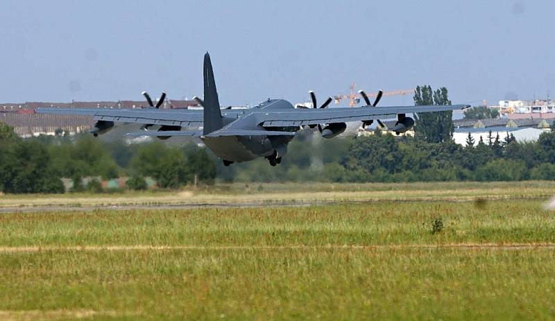 Lockheed C-130 Hercules na letišti v Bochoři