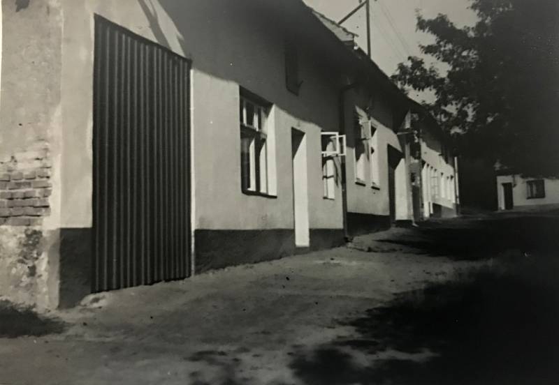 Snímek připomíná pohled na zástavbu domů v ulici Mezilesí I – dříve „Sakrov“. Na s nímku z roku 1935 je vidět v popředí dům Jana Heinze, Josefa Koutného, Josefa Konečného a Ráblů. V horní části pak domek Maláškových.