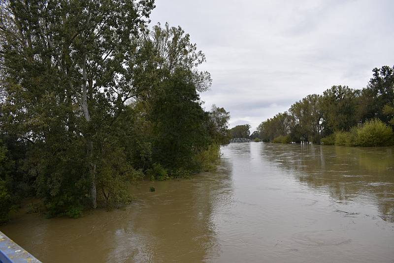 Rozvodněná Morava v Kojetíně, zaplavila třeba i fotbalové hřiště nebo loděnici. 15.10. 2020