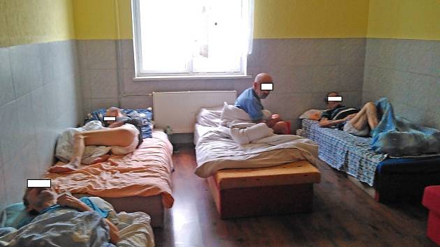 Lazaret v Dluhonské ulici v Přerově. Nemocní lidé zde žijí v nedůstojných podmínkách – takto vypadají jejich pokoje a sprchový kout