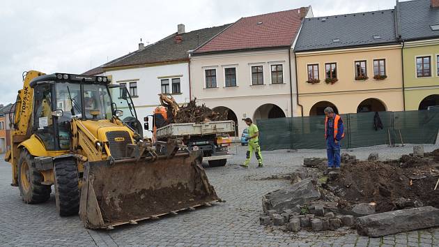 Na Horním náměstí v Přerově začala revitalizace prostranství - po odstranění zbytků původních dřevin, které byly vykáceny, se začne pracovat na replice studny.