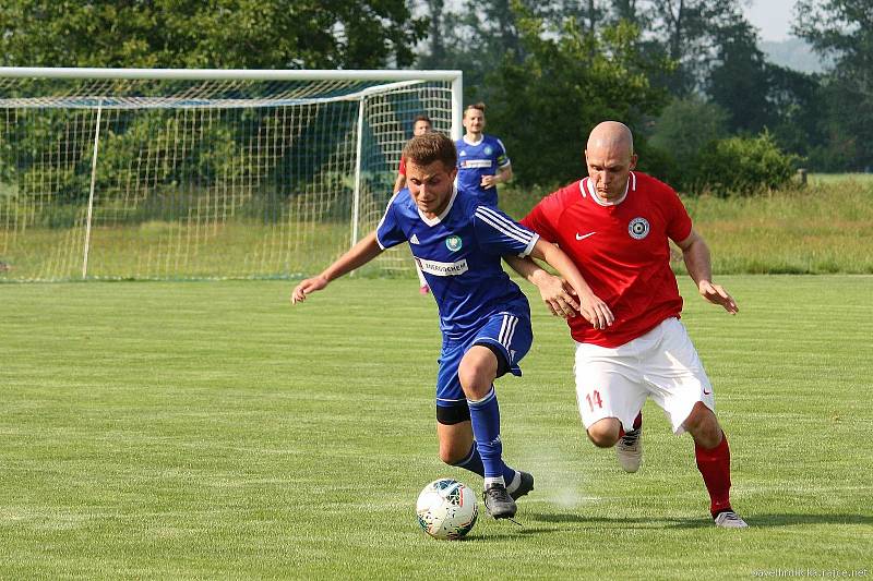 Fotbalisté Všechovic (v modrém) v přípravném utkání v Brodku u Přerova