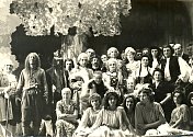 Nejznámější divadelní hru Aloise Jiráska si střihli dřevohostičtí ochotníci. Vystoupení se uskutečnilo koncem padesátých let. Soubor divadelních ochotníku je v Dřevohosticích i dnes.