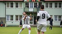 Fotbalisté Beňova v přátelském utkání s Želatovicemi (v pruhovaném).