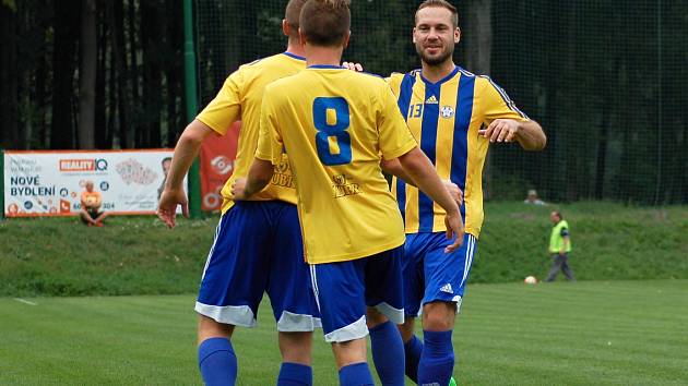 Fotbalisté Kozlovic (v pruhovaném) proti SK Hranice (2:1).