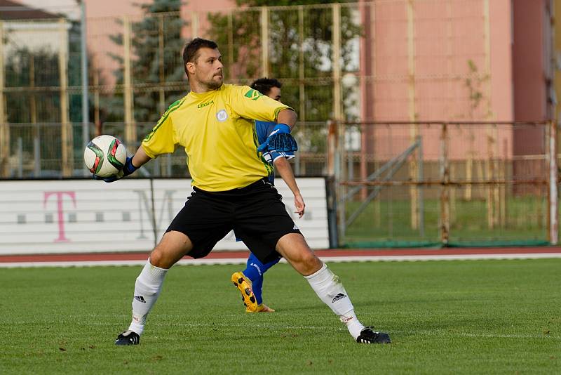 Fotbalisté 1. FC Viktorie Přerov (v modrém) proti Černovíru.