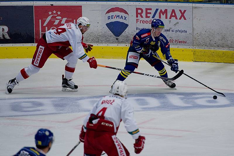 Hokejisté Přerova (v modrém) porazili pražskou Slavii 5:0.