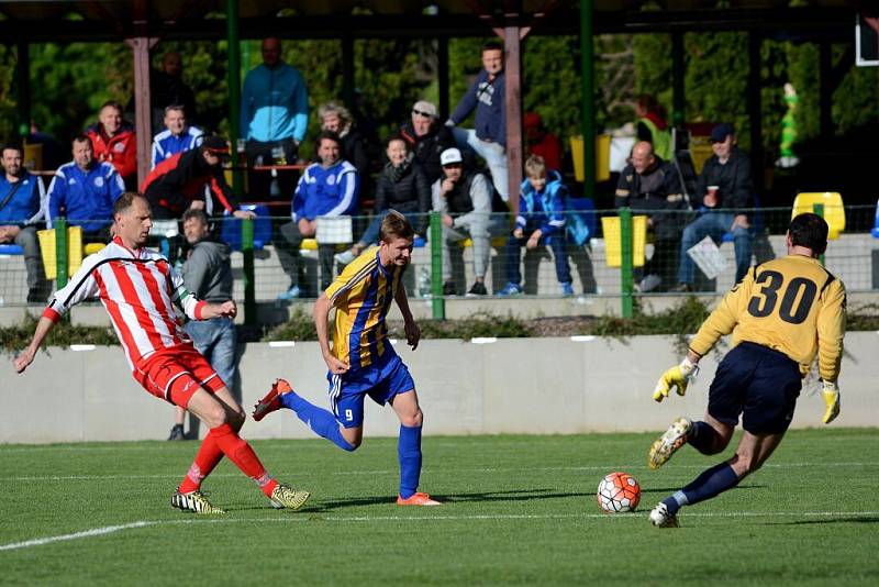 Fotbalisté Kozlovic (v modrožluté) proti Staré Říši