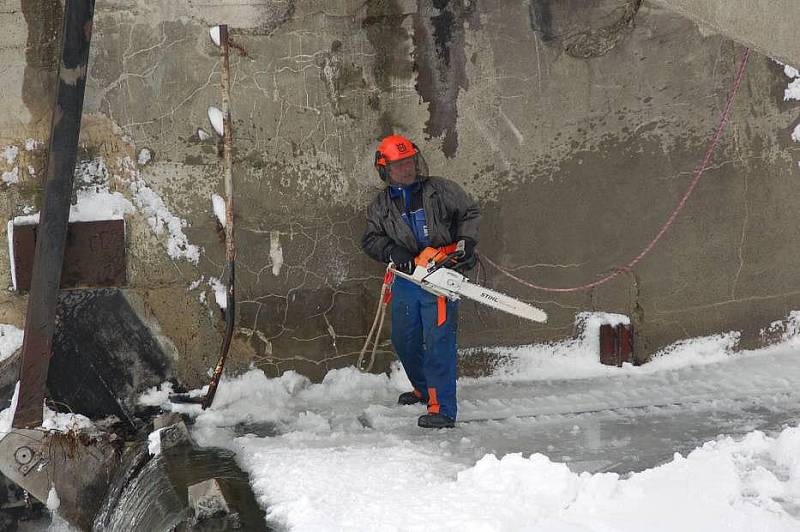 Zamrzlé kry na jezu v Oseku nad Bečvou rozbíjeli ve čtvrtek s pomocí kráčejícího bagru pracovníci Povodí Moravy.