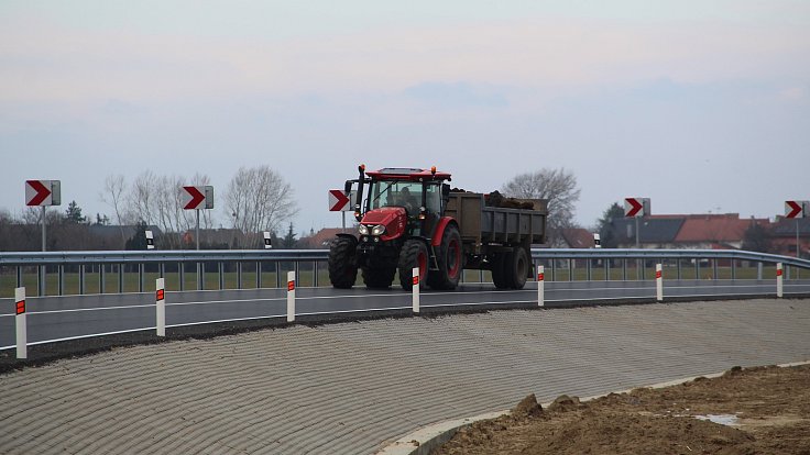 Po nové přeložce silnice na Bochoř začala v pondělí ráno jezdit auta. Jedná se o první dokončenou stavbu v rámci budování dálnice D1 mezi Říkovicemi a Přerovem.