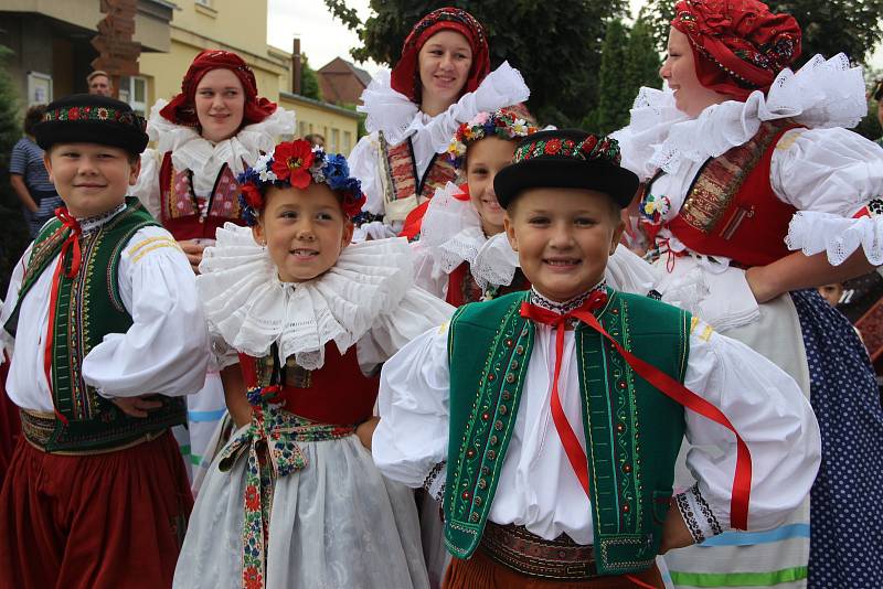 Velkolepý průvod krojovaných Hanáků městem a Ječmínkova jízda králů - takový byl vrchol Kojetínských hodů, které trvaly tři dny. Průvod si nenechaly ujít stovky místních lidí.