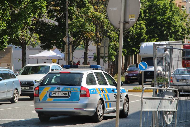 V Přerově kvůli zavřené D35 u Olomouce zkolabovala doprava, pondělí 21. června dopoledne. Kolony stály na všech příjezdových cestách do města, zácpy se tvořily i na rondelech v centru Přerova