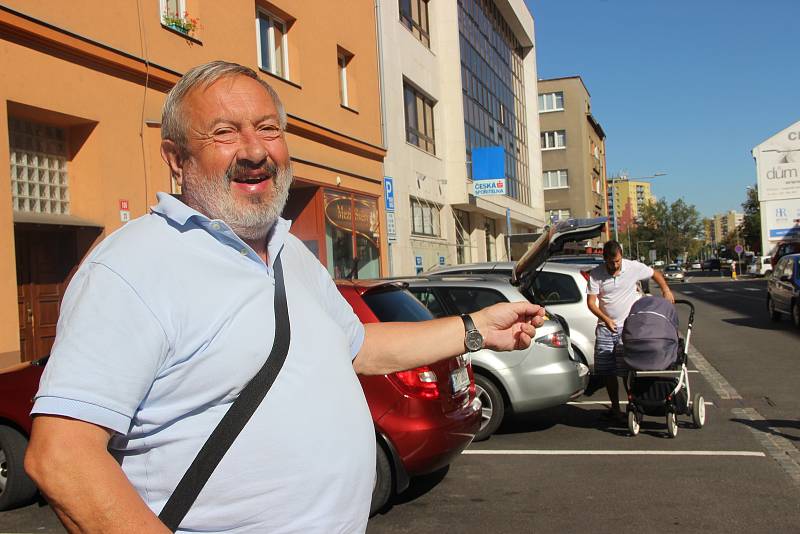 Květoslav Bartošík z Přerova prožil srpnovou okupaci v roce 1968 v ulicích města.  Ukazuje, kudy projížděla kolona ruských tanků.