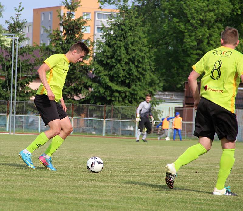 Fotbalisté 1. FC Viktorie Přerov (v modrém) proti TJ Jiskra Rapotín (7:0)