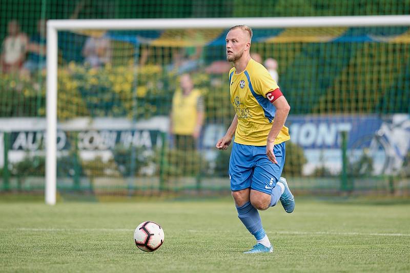 Fotbalisté Kozlovic (ve žlutém) doma porazili Bzenec 2:0. Alex Řehák