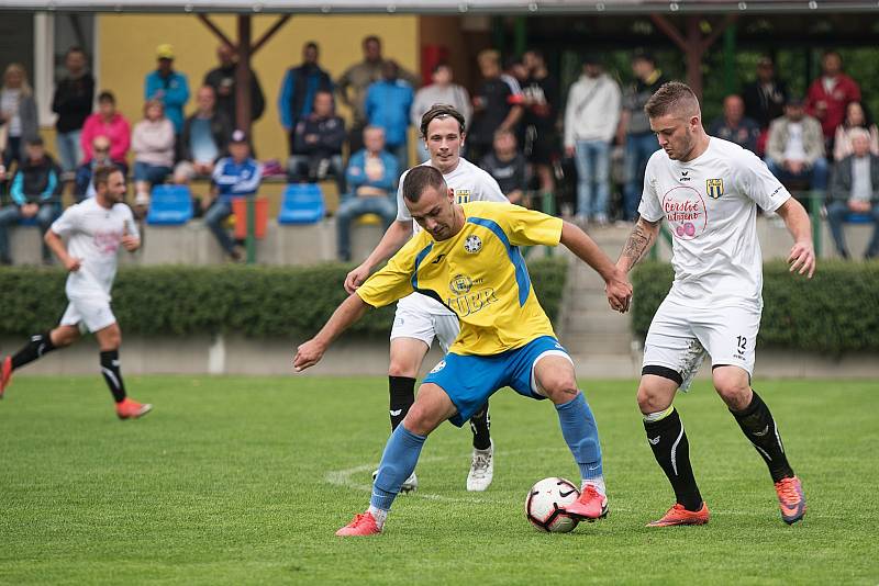 Fotbalisté Kozlovic (ve žlutém) proti Strání.