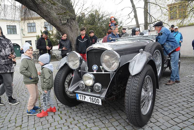 Automobiloví a motocykloví veteráni zahájili v neděli v Přerově jarní sezonu