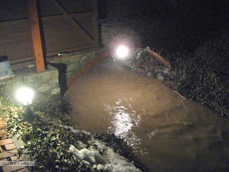 Hasiče v Lipníku nad Bečvou zaměstnaly celý víkend ledové kry, které na Hranicku a Lipnicku vytvořily osmnáct kilometrů dlouhou bariéru