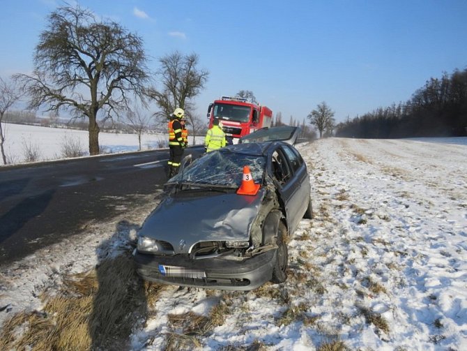 Dvaadvacetiletá řidička nepřizpůsobila jízdu namrzlé vozovce