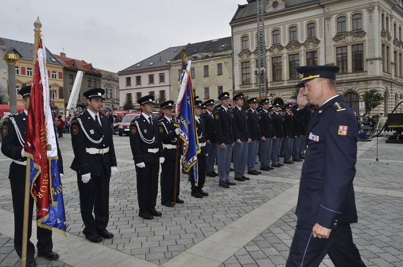 Součástí oslav „šedesátin“ profesionálního hasičského sboru v Přerově bylo i ocenění nejlepších hasičů z Olomouckého kraje, kterého se zúčastnil i hejtman Jiří Rozbořil.