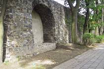 Výklenek v hradbách v ulici Komenského sady, ve kterém dříve stávala socha ponocného. Fotografie pochází z roku 2006, kdy byl výklenek opraven a připraven na osazení kované plastiky Otevřená brána