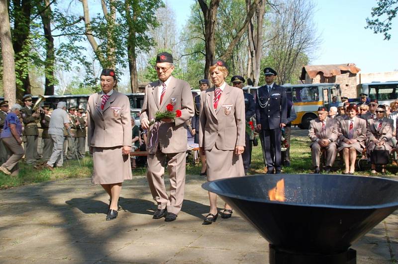 Památku jednadvaceti obětí Přerovského povstání uctili ve středu dopoledne u památníku v olomouckých Lazcích představitelé města, armády a sokolské obce. Od tragické události uplynulo přesně sedmašedesát let.