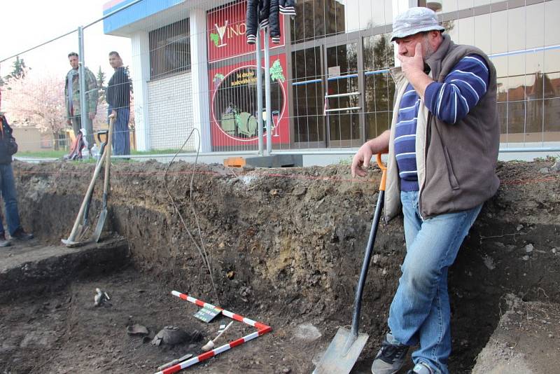 Přerovští archeologové našli v lokalitě u Prioru popelnicové hroby, staré přes tři tisíce let.