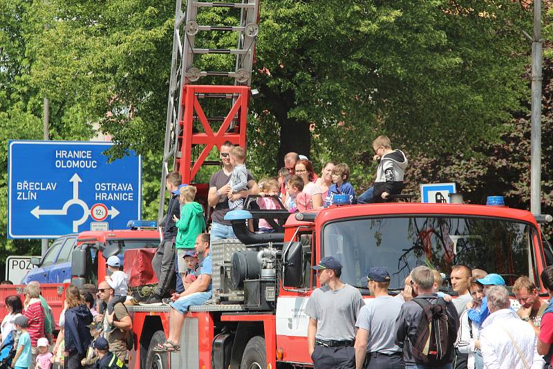 Přerované v úterý oslavili Den Vítězství, bohatý program v Želatovské ulici lákal na vojenskou, policejní i hasičskou techniku. K vidění také  byly i zásahy policistů