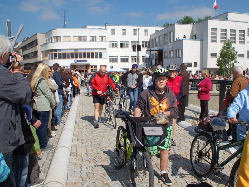 Slavnostní otevření Tyršova mostu zahájil průlet vrtulníků a po projevech řečníků se přes nové přemostění vydal průvod Sokolů, mažoretek a účastníků v dobových kostýmech.