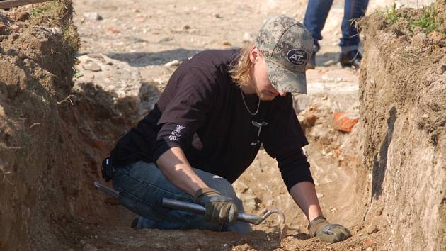 Přerovští archeologové hledají poblíž místa, kde byly nedávno objeveny základy kostela sv. Marka, školu Jednoty bratrské. První sondy sice přinesly zklamání, ale při výkopech byla odkryta část zpevněného chodníku z poloviny 16. století