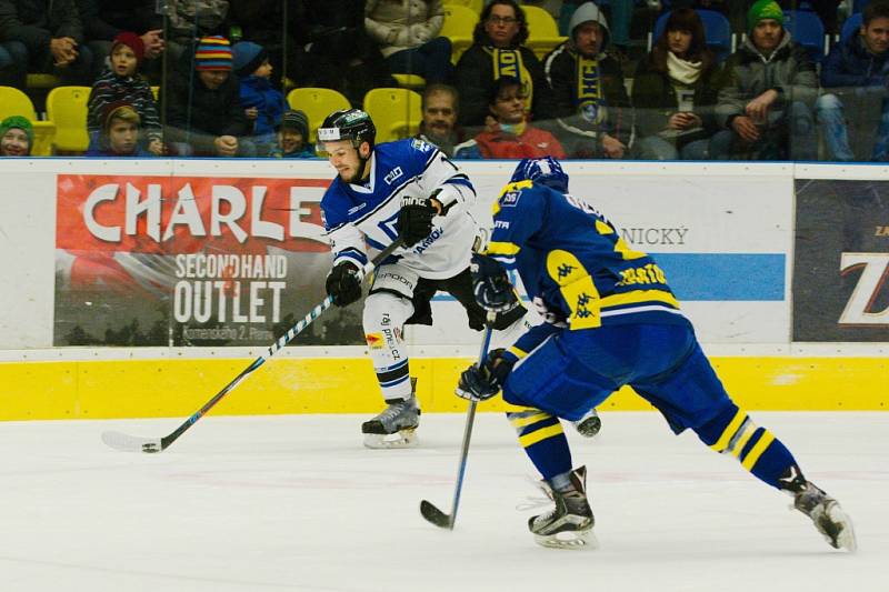 Přerovští hokejisté (v modrém) proti Havířovu. 