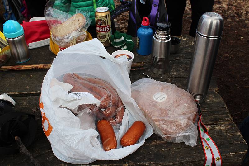 V rozhledně funguje i občerstvení, kde zájemci mohou nakoupit buřty nebo klobásu k opečení, vyjít na vyhlídkovou plošinu a rozhlédnout se po krajině a také si oddechnout v teple.