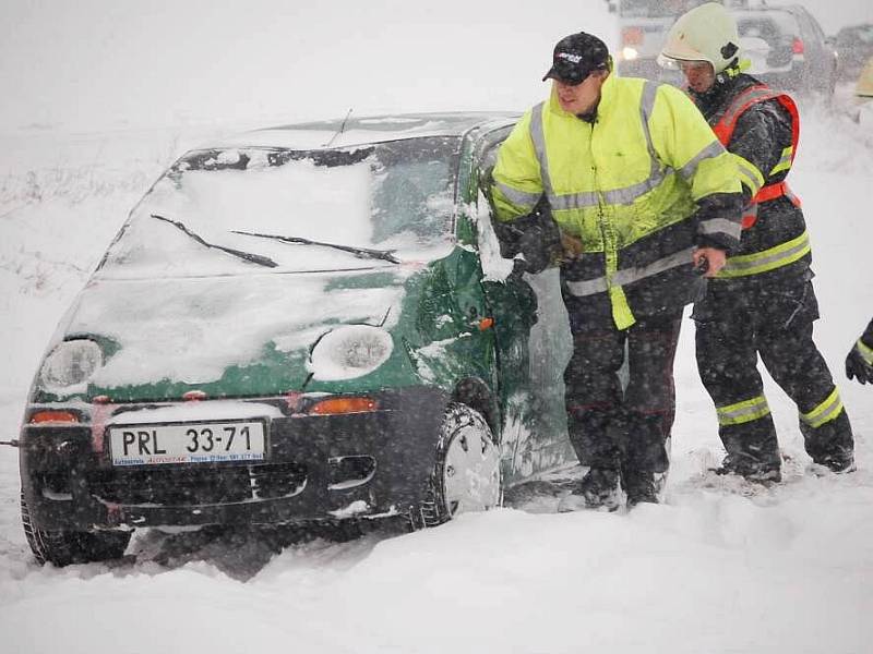 Nehoda daewoo u Henčlova, ve sněhu uvízl i vůz odtahovky