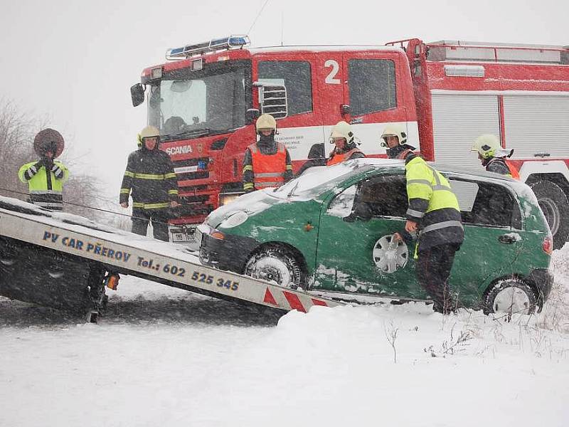 Nehoda daewoo u Henčlova, ve sněhu uvízl i vůz odtahovky