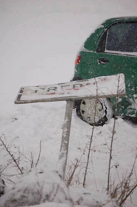 Nehoda daewoo u Henčlova, ve sněhu uvízl i vůz odtahovky