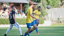 Fotbalisté FK Kozlovice (ve žlutém) proti SFK ELKO Holešov.