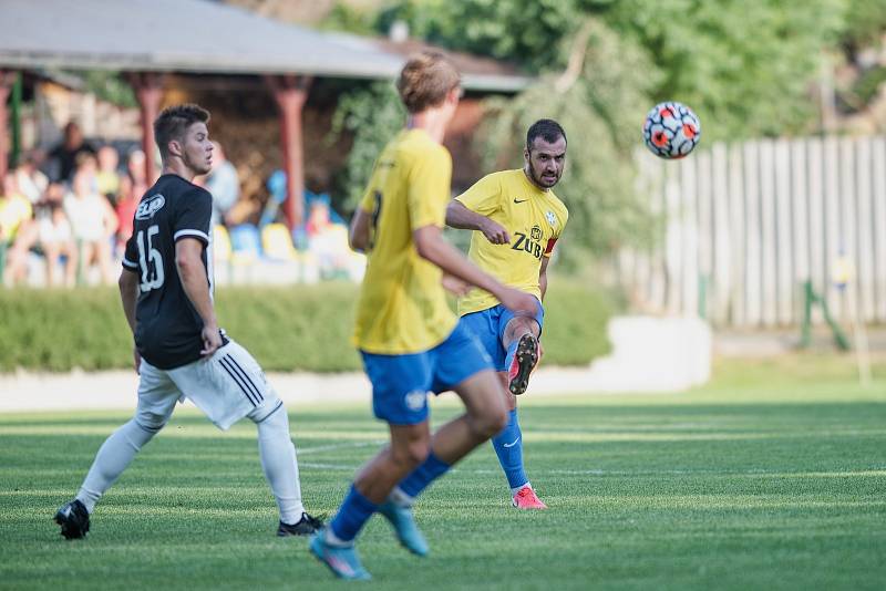 Fotbalisté FK Kozlovice (ve žlutém) proti SFK ELKO Holešov.