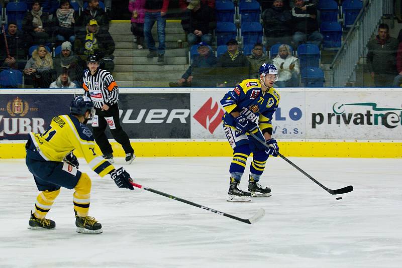 Hokejisté Přerova (v modrém) proti Ústí nad Labem (3:1)