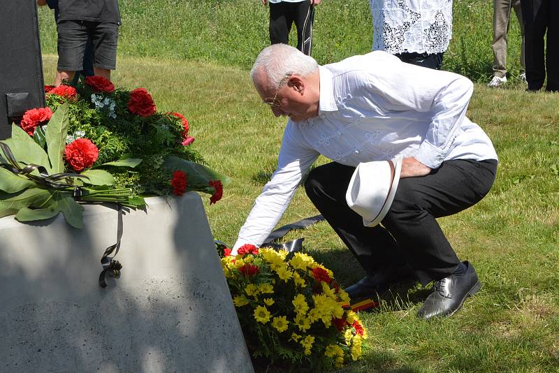 V Přerově si v sobotu odpoledne připomněli poválečnou tragédii - masakr na Švédských šancích. Pietní akt se konal na dvou místech - na Městském hřbitově v Přerově a u kříže na Švédských šancích. Právě v těchto místech bylo v noci z 18. na 19. června 1945 