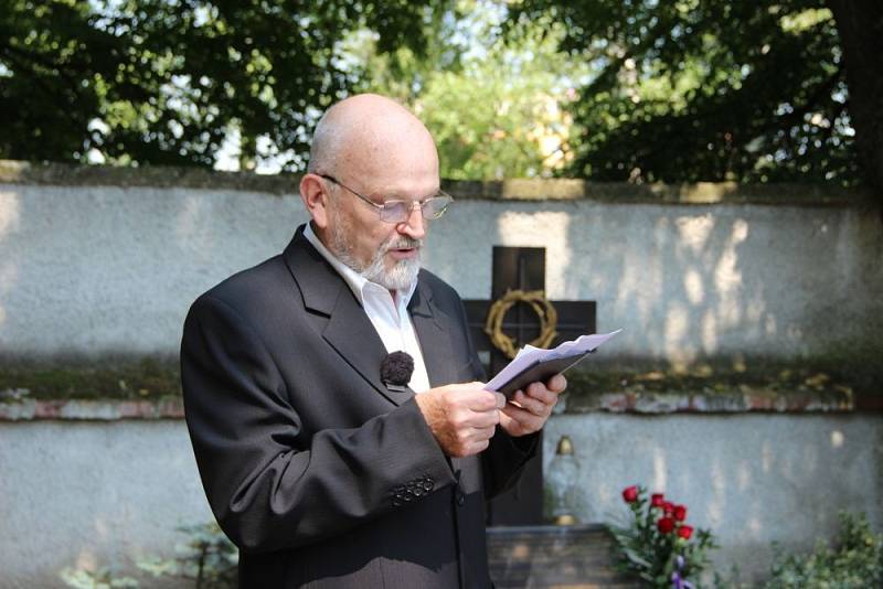Pietní vzpomínka na oběti masakru na Švédských šancích na přerovském hřbitově