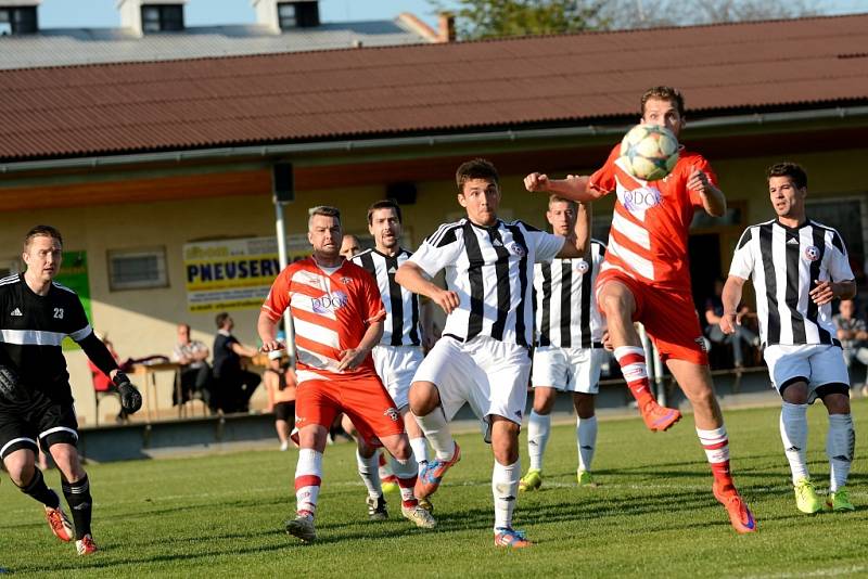 Fotbalisté Želatovic (v pruhovaném) v utkání s Hněvotínem