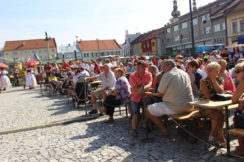 Velkolepý krojovaný průvod Hanáků s Ječmínkovou jízdou králů prošel v neděli ráno ulicemi Kojetína. Město celý víkend žilo tradičními hody.