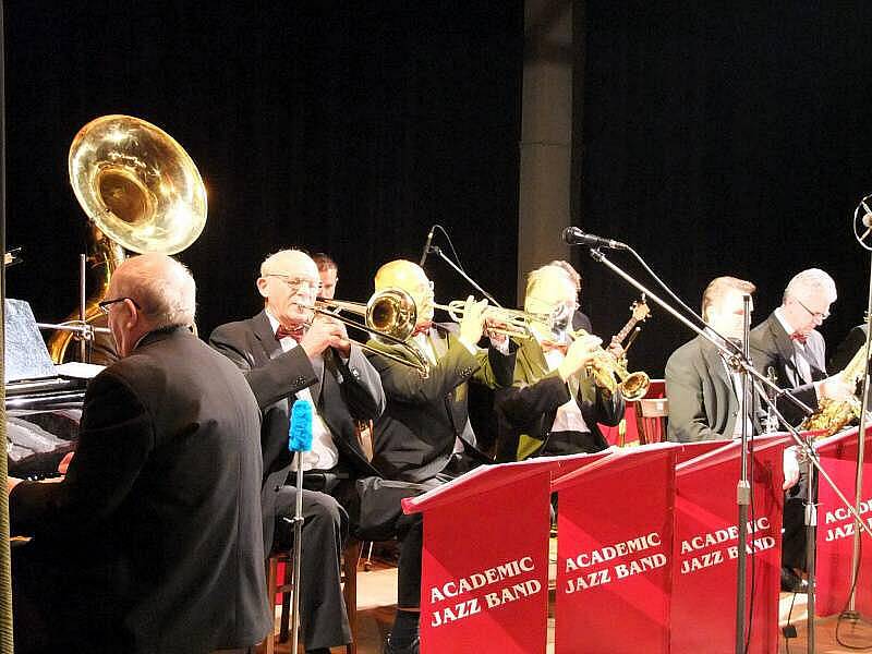 Tři generace muzikantů se sešly v sobotu večer na koncertě v Městském domě, kterým si připomnělo přerovské gymnázium Jakuba Škody 140. výročí od svého založení. 