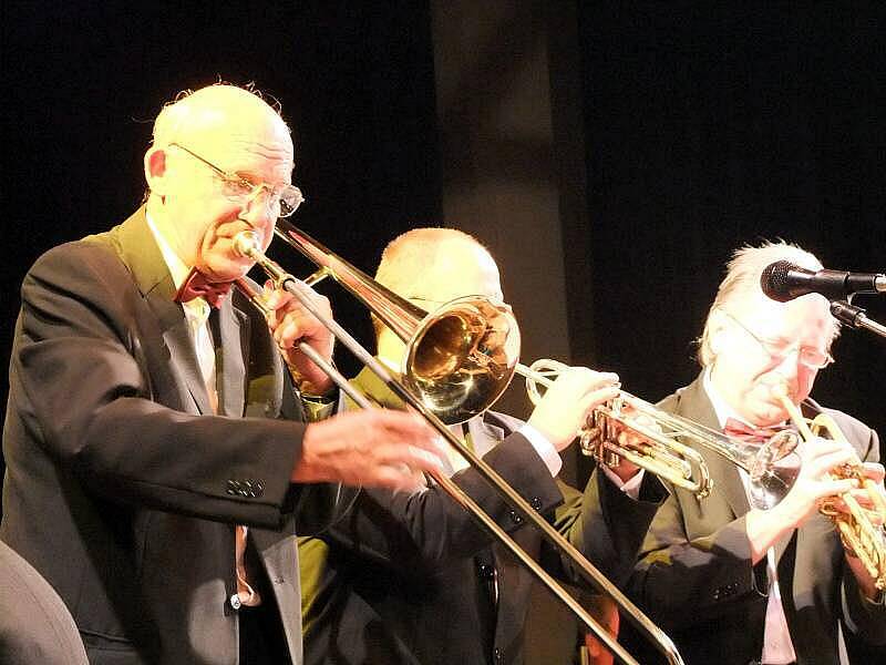 Tři generace muzikantů se sešly v sobotu večer na koncertě v Městském domě, kterým si připomnělo přerovské gymnázium Jakuba Škody 140. výročí od svého založení. 