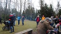 V rozhledně funguje i občerstvení, kde zájemci mohou nakoupit buřty nebo klobásu k opečení, vyjít na vyhlídkovou plošinu a rozhlédnout se po krajině a také si oddechnout v teple.