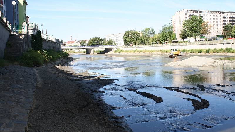 Řeka Bečva v Přerově je v těchto dnech bez vody - Povodí Moravy totiž provádí každoroční srážku na jezu a čištění dna od nánosů štěrku. 25. 7. 2022