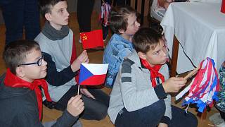 Mávátka a pionýrské šátky. Školáci si v Přerově vyzkoušeli rudou minulost -  Přerovský deník