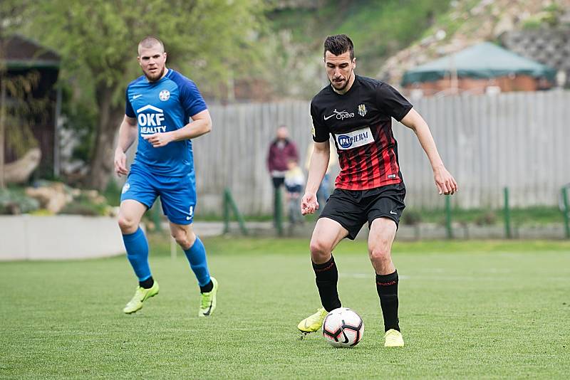 Fotbalisté Kozlovic (v modrém) proti B-týmu Opavy