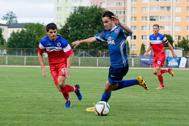 Fotbalisté 1. FC Viktorie Přerov (v modrém) proti Černovíru.